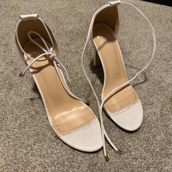 Woman's white heels - Picture 2 of 2